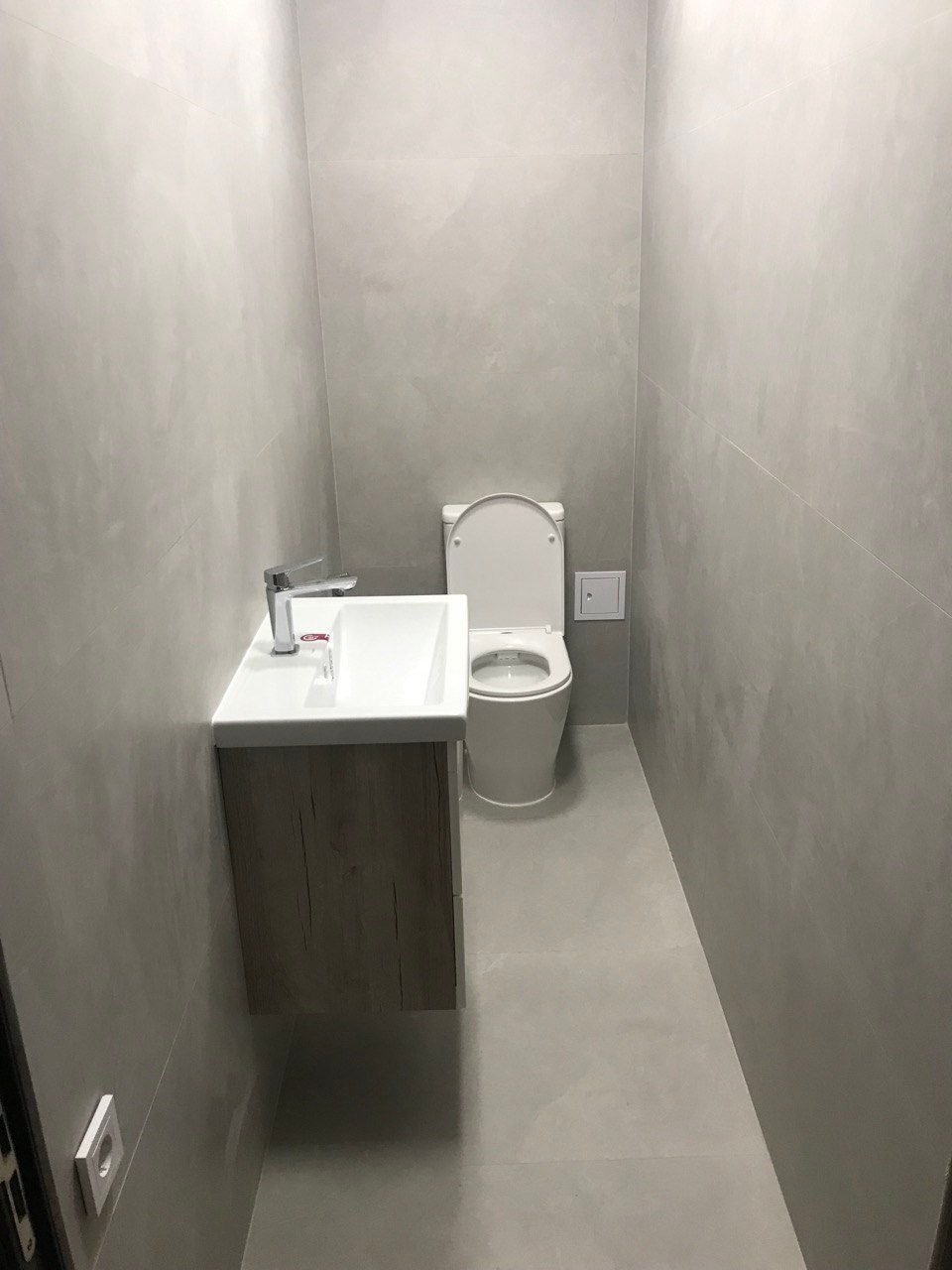 Туалет в офисном помещении (ул. Лево-Булачная д. 24/20). Ремонт санузла, туалета, ванной под ключ в Казани. Укладка плитки