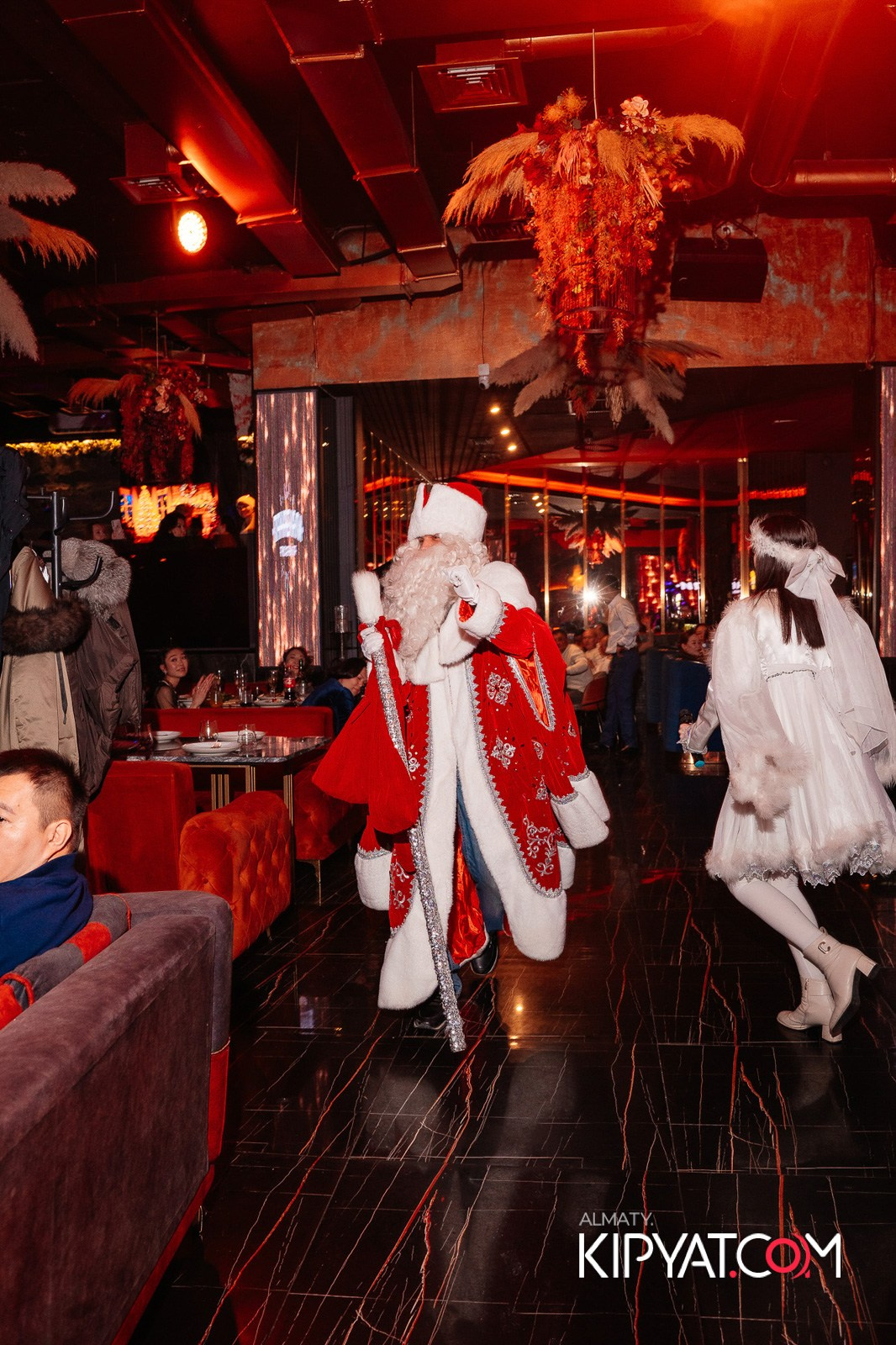 БАР ПАНАЕХАЛИ НА ТОЛЕ БИ. КИПЯТКОМ АЛМАТЫ!