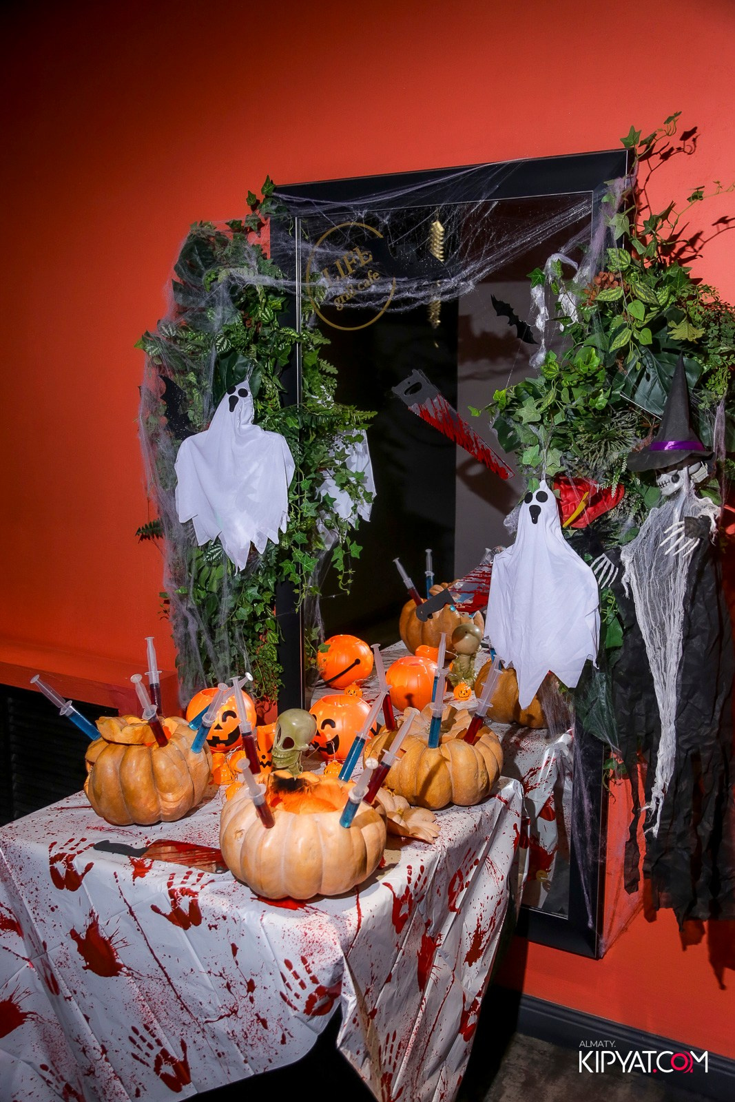 LIFE GRILL CAFE. КИПЯТКОМ АЛМАТЫ!