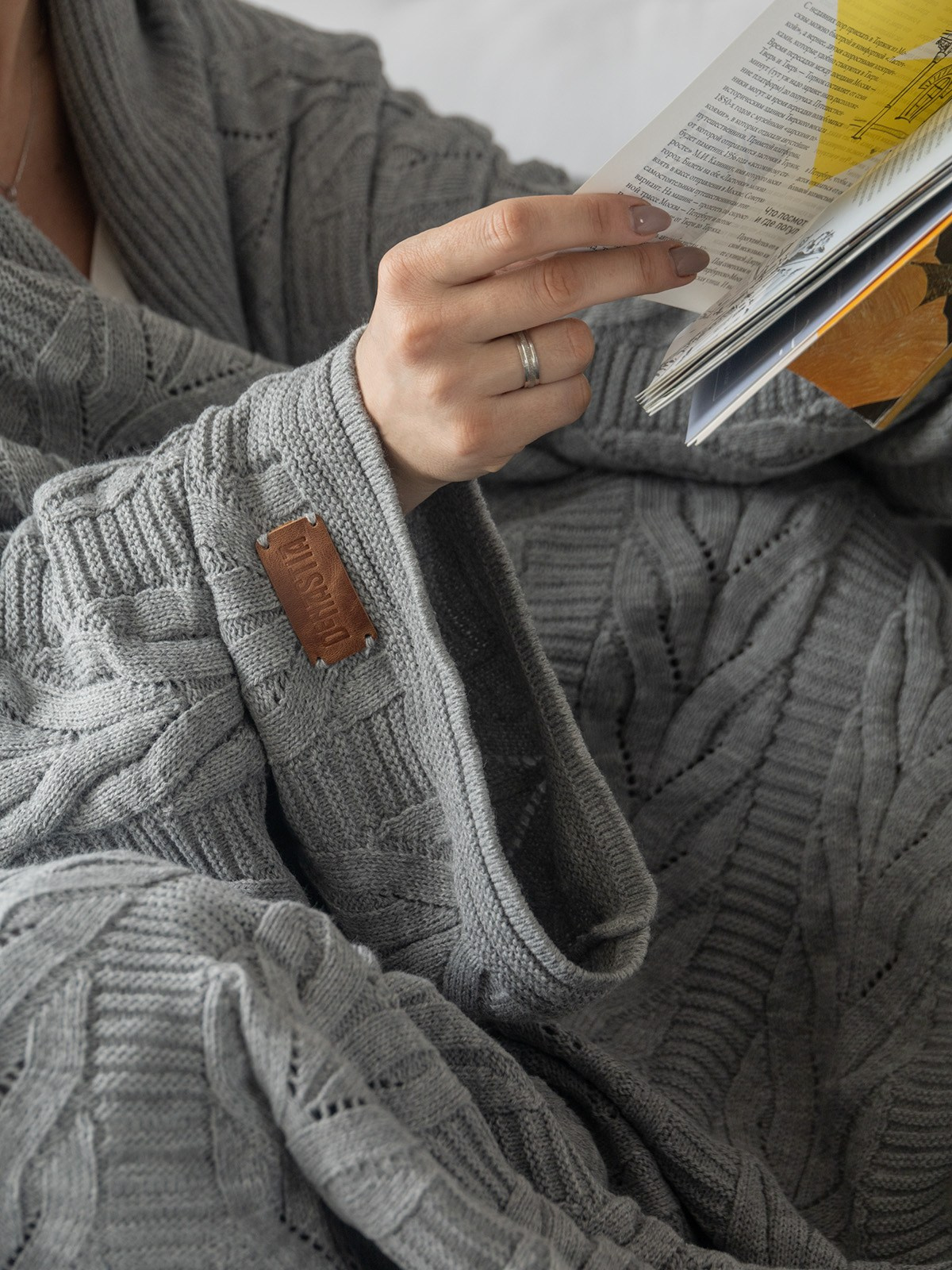 Детализация рукавов серого пледа на модели | Фото для сайта текстильного бренда