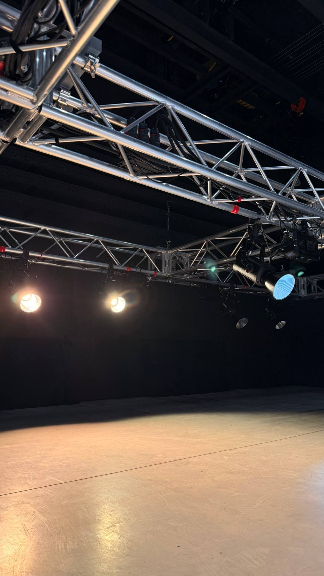 BACKSTAGE GALLERY. «MAK FLAME»