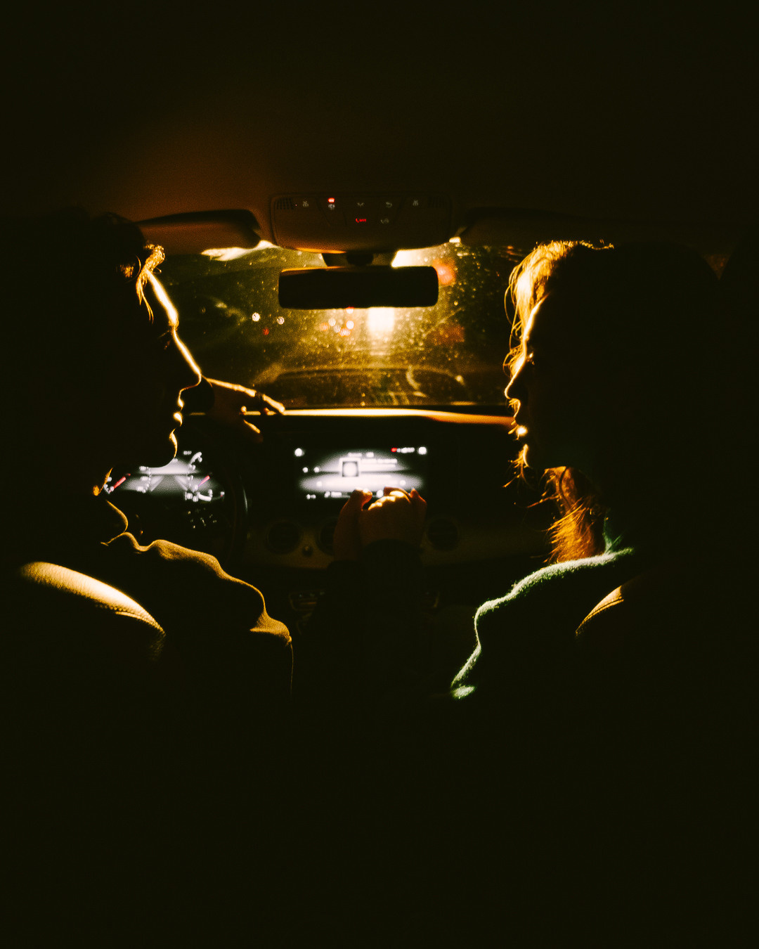 Coppia di ripresa. Fotografo a Mosca con un’atmosfera notturna di foto