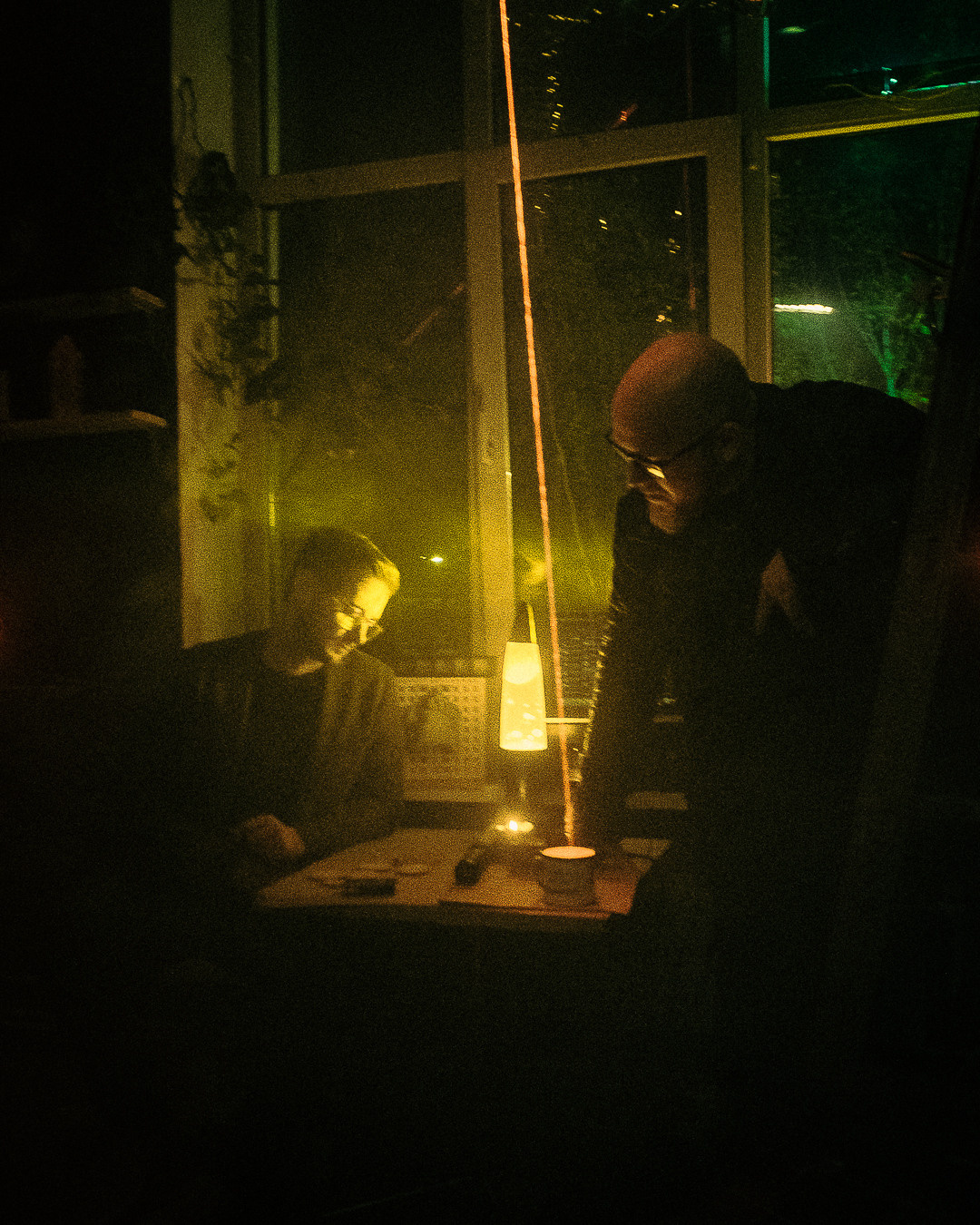 Coppia di ripresa. Fotografo a Mosca con un’atmosfera notturna di foto