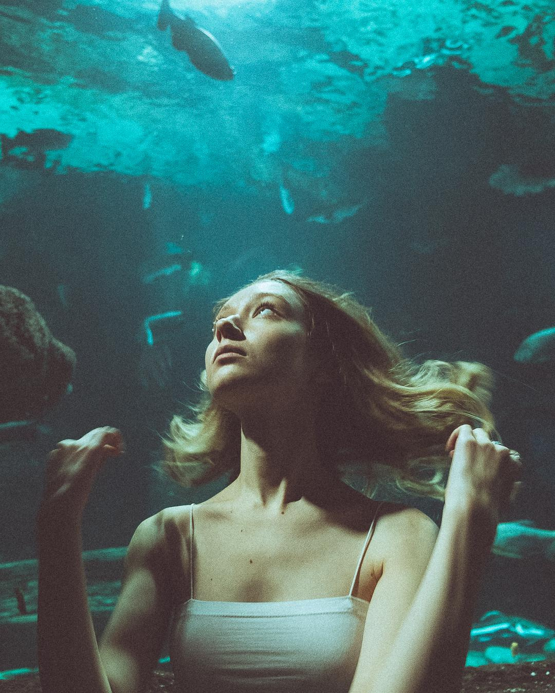 Individuali di ripresa. Fotografo a Mosca con un’atmosfera notturna di foto