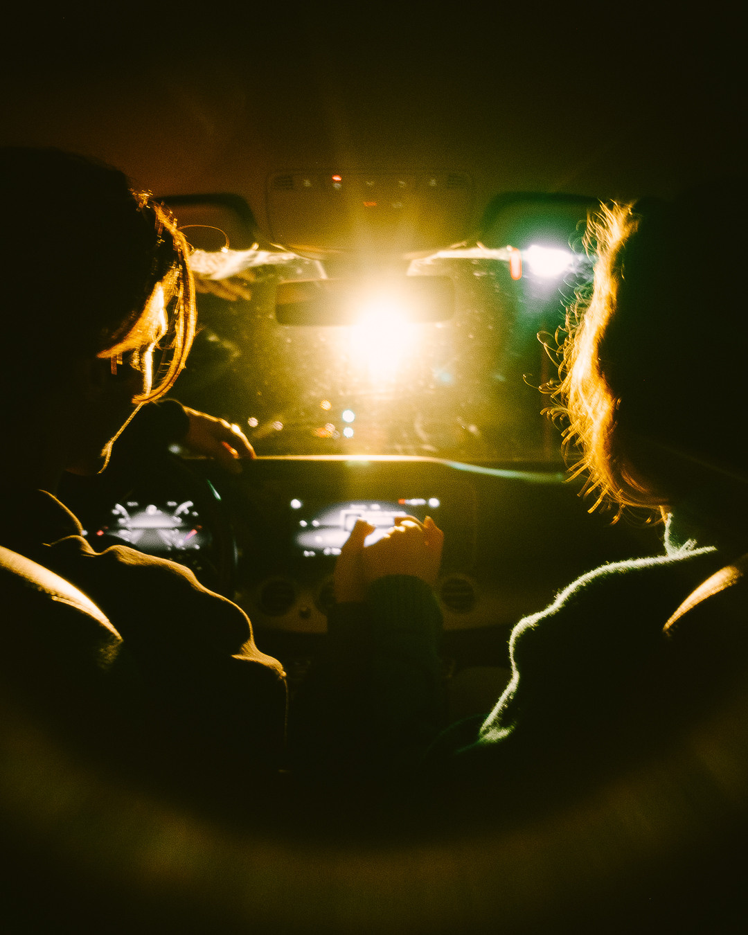 Coppia di ripresa. Fotografo a Mosca con un’atmosfera notturna di foto