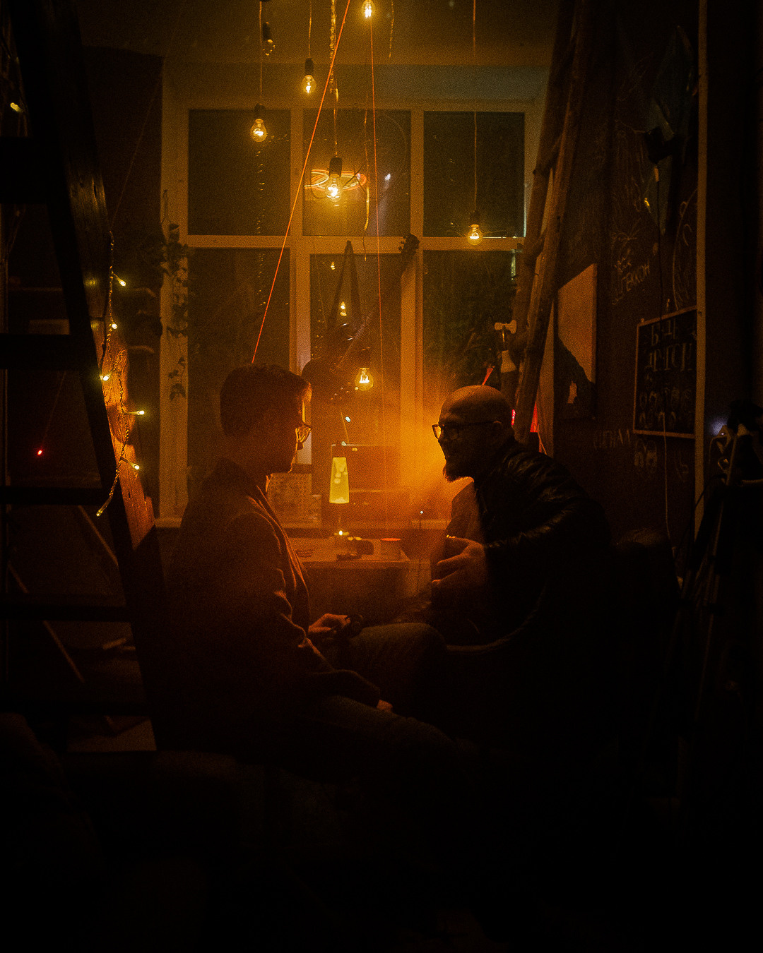 Coppia di ripresa. Fotografo a Mosca con un’atmosfera notturna di foto