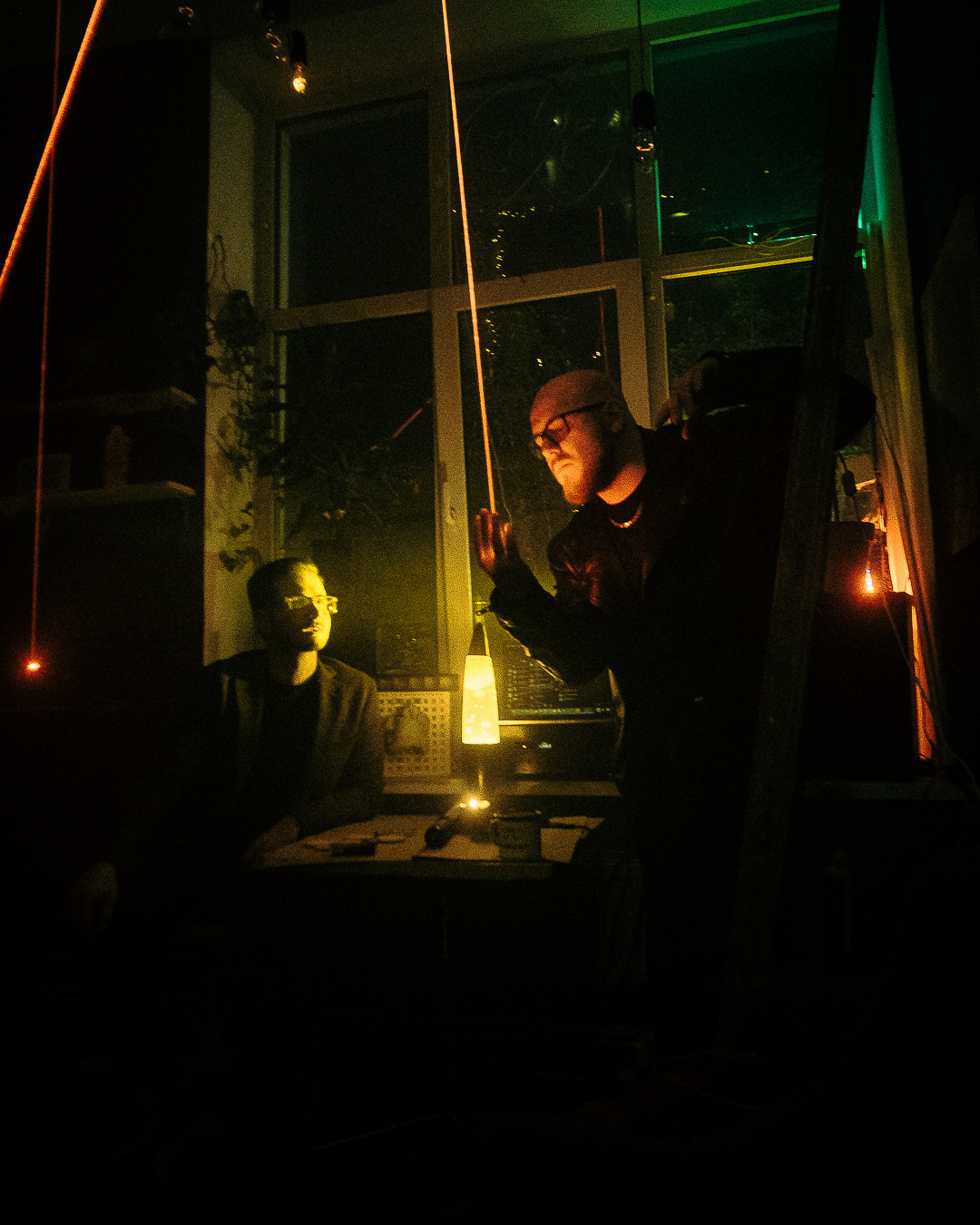 Coppia di ripresa. Fotografo a Mosca con un’atmosfera notturna di foto