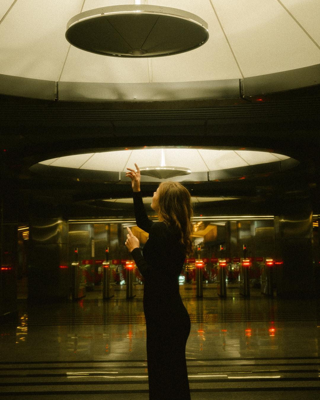 Individuali di ripresa. Fotografo a Mosca con un’atmosfera notturna di foto