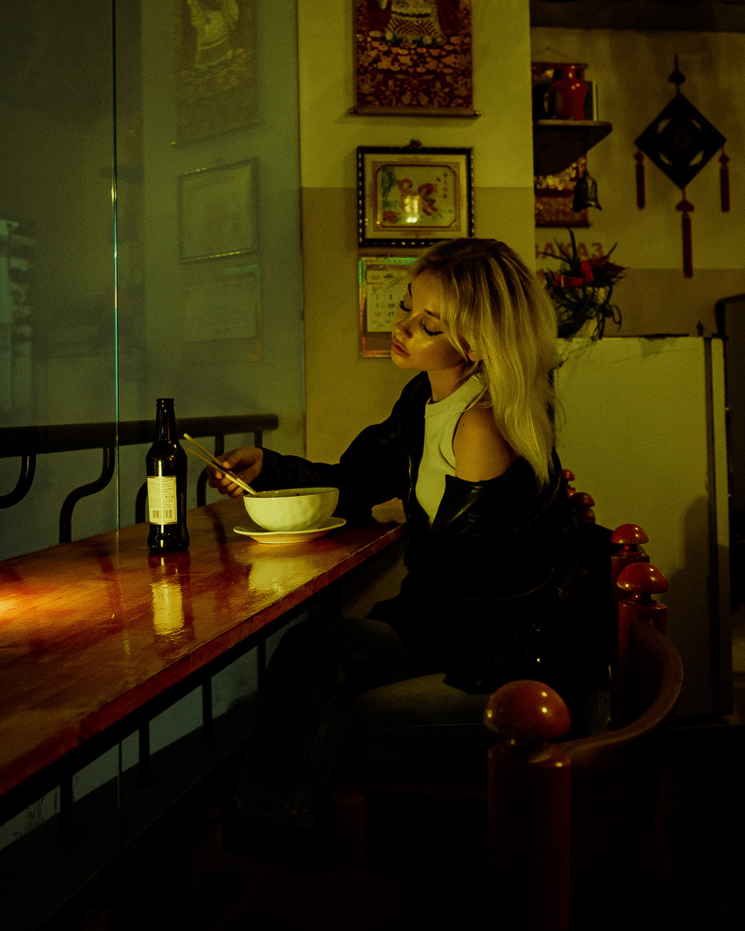 Individuali di ripresa. Fotografo a Mosca con un’atmosfera notturna di foto