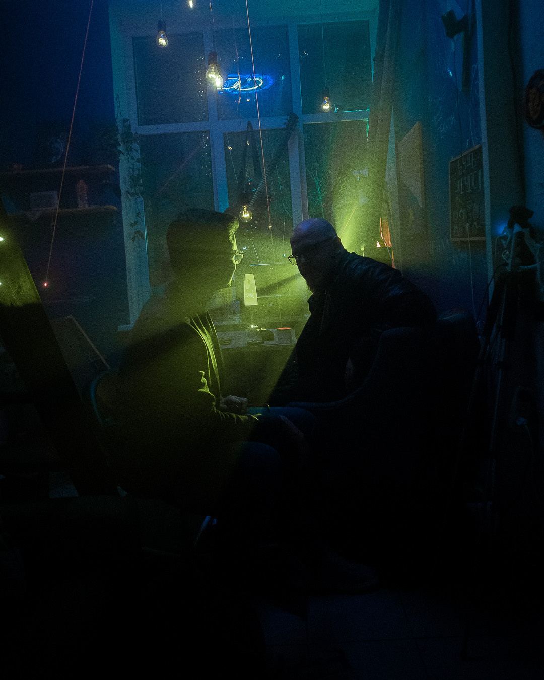 Coppia di ripresa. Fotografo a Mosca con un’atmosfera notturna di foto