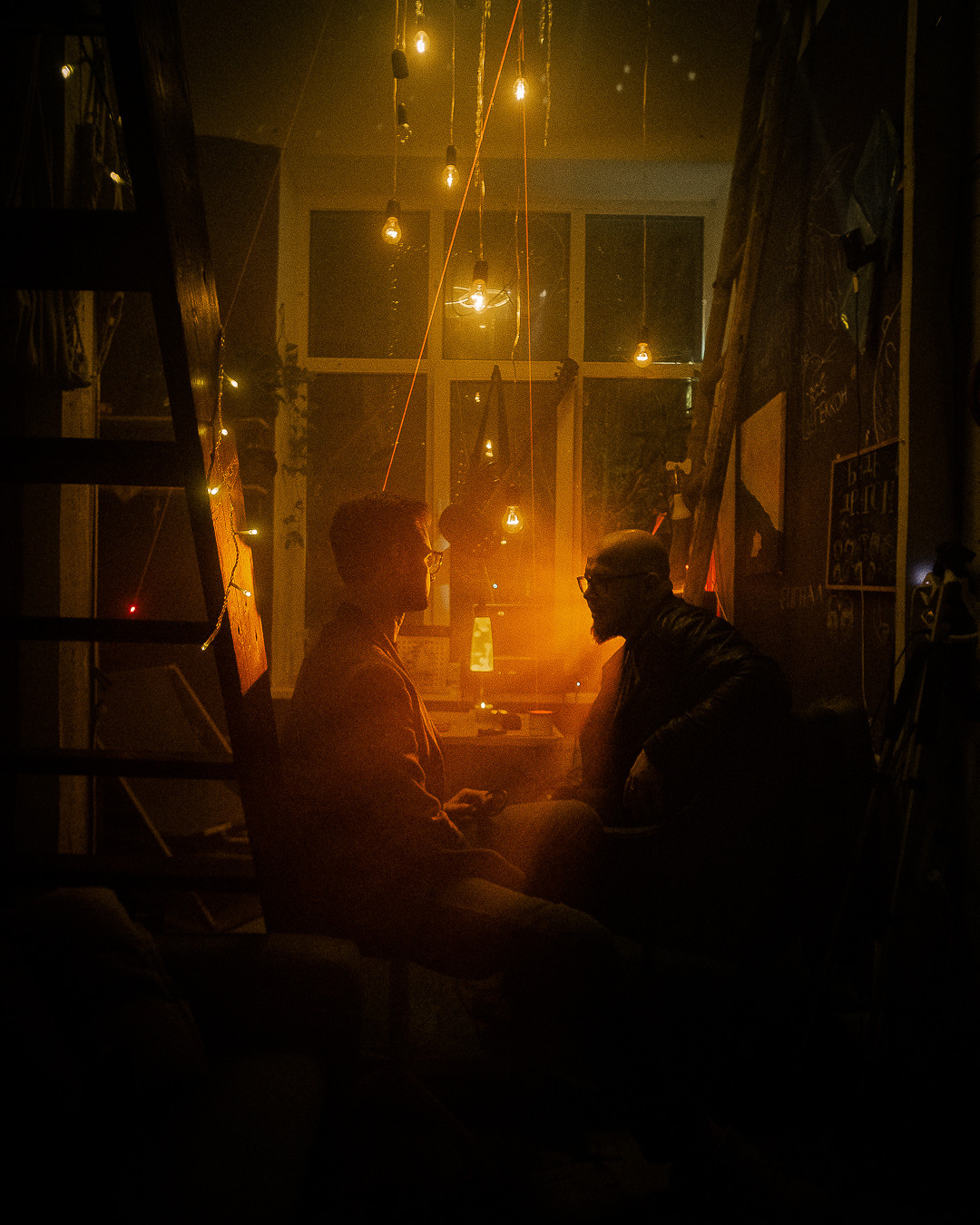 Coppia di ripresa. Fotografo a Mosca con un’atmosfera notturna di foto