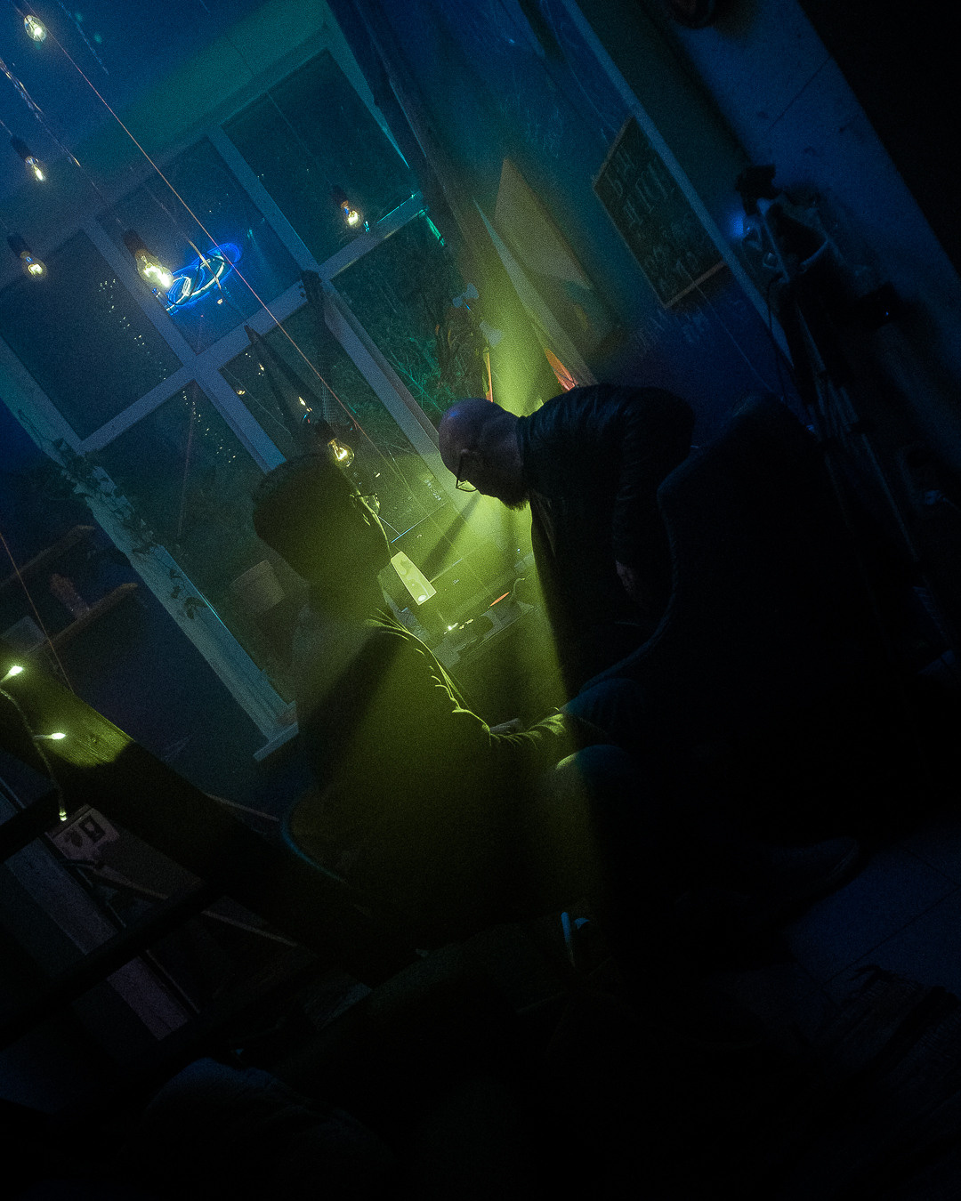 Coppia di ripresa. Fotografo a Mosca con un’atmosfera notturna di foto