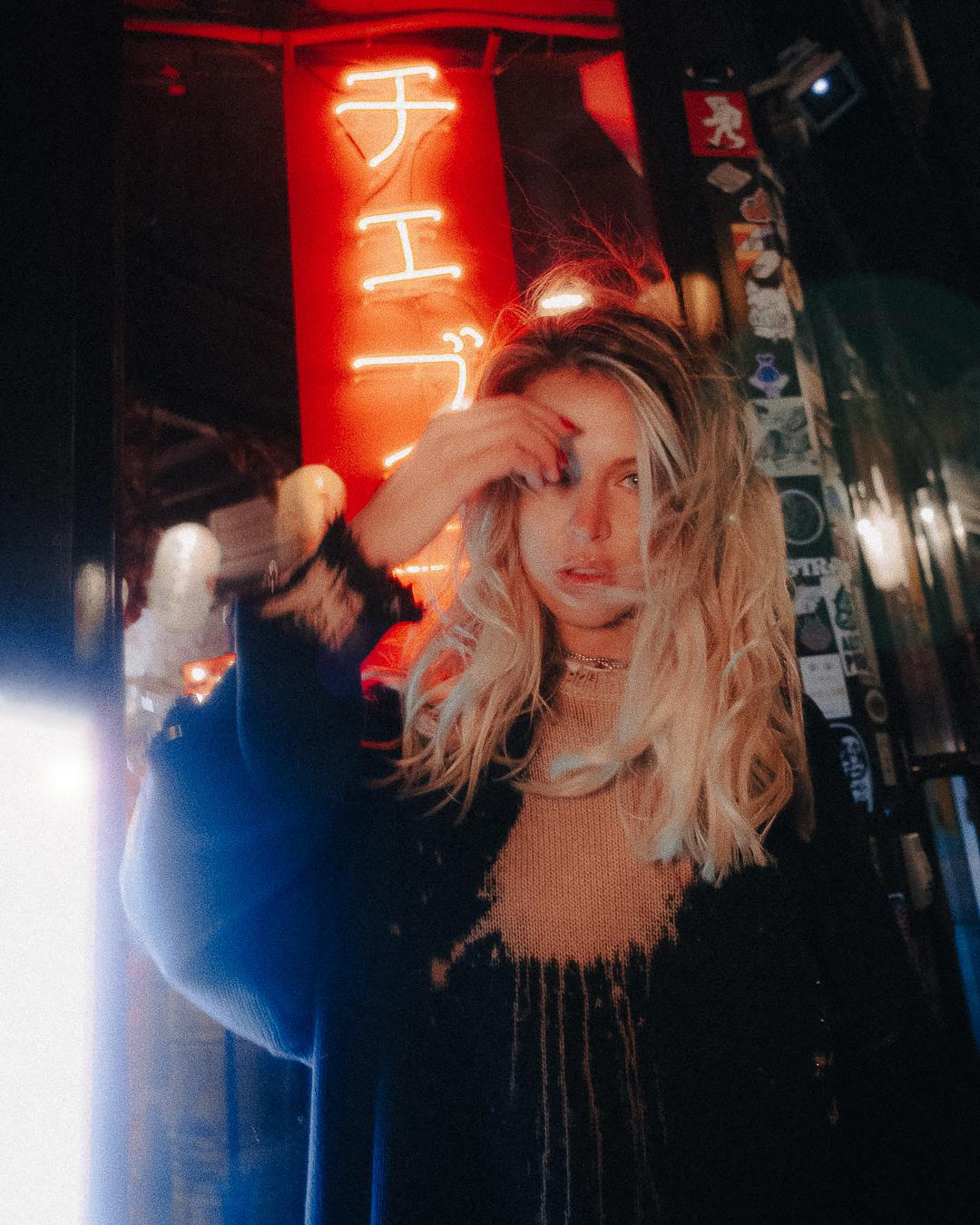 Individuali di ripresa. Fotografo a Mosca con un’atmosfera notturna di foto