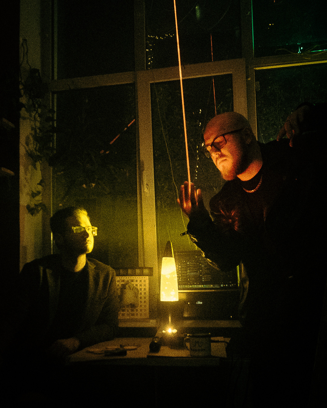 Coppia di ripresa. Fotografo a Mosca con un’atmosfera notturna di foto