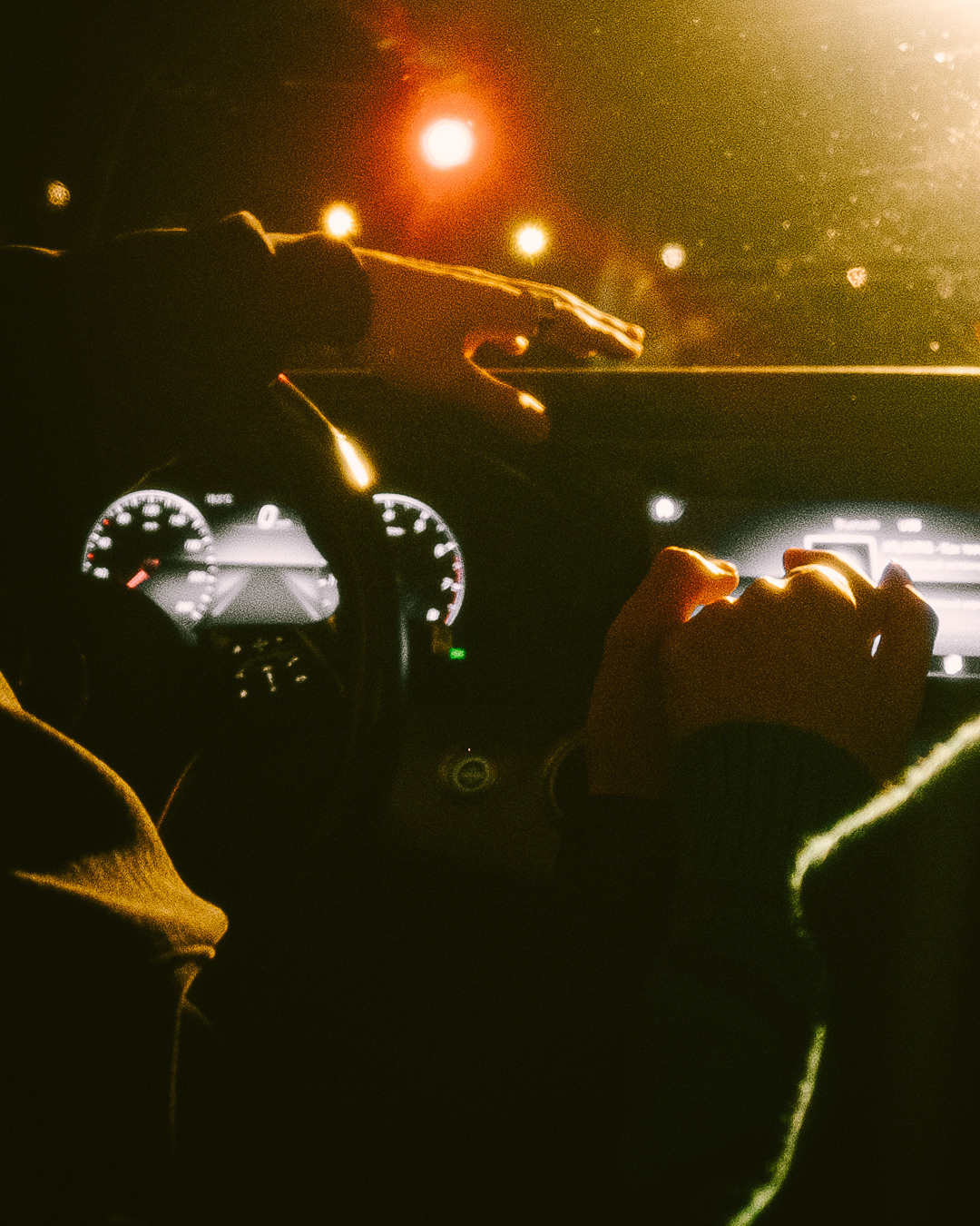 Coppia di ripresa. Fotografo a Mosca con un’atmosfera notturna di foto