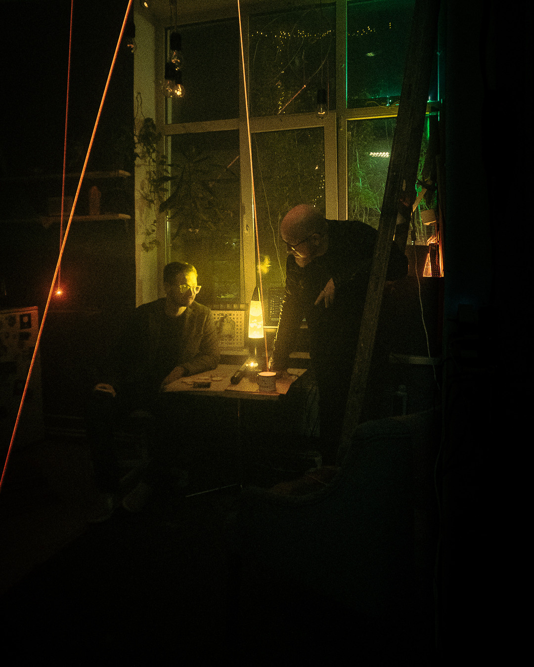 Coppia di ripresa. Fotografo a Mosca con un’atmosfera notturna di foto