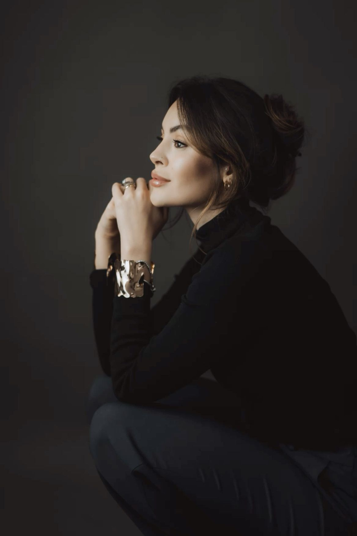 Женский портрет в черной водолазке на монохромном фоне, фотосессия минимализм