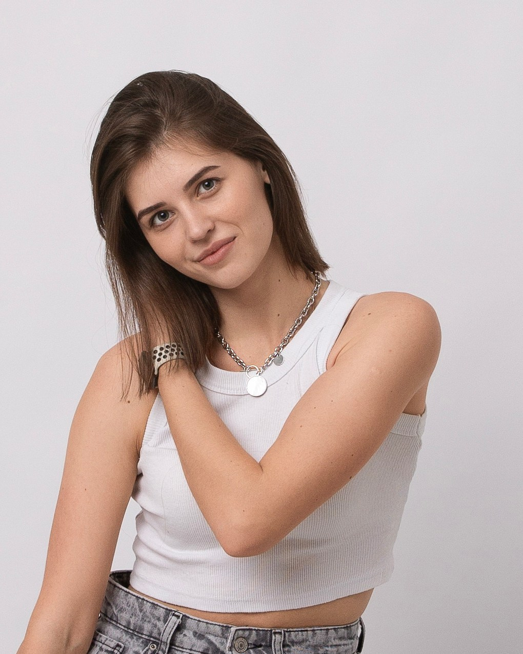 Рекламная съемка девушки в студии автопортрета Whtebackground