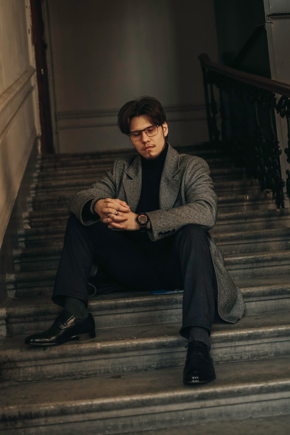 Мужская фотосессия в парадной Санкт-Петербурга. Портретный, семейный и свадебный фотограф в Санкт-Петербурге Диана Борзенко