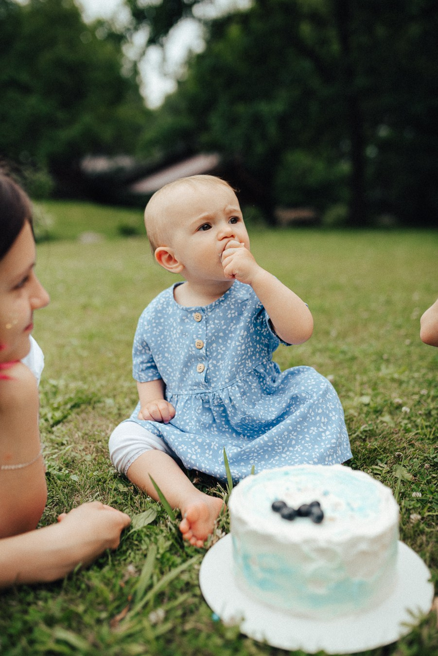 Коля, Ксюша, Саша, Андрей, Кира и бабушки | на даче
