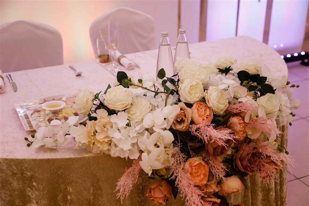 Свадебная флористика. Букет на столе жени ха и невесты.