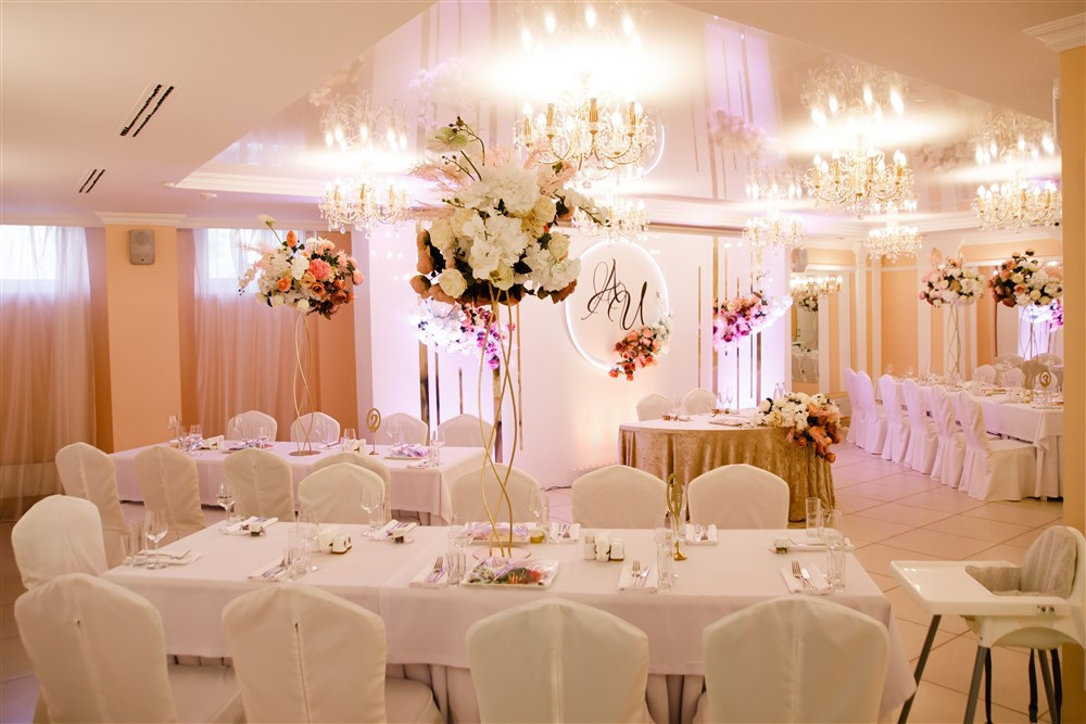 Фото свадебного оформления банкетного зала ресторана Александрия.