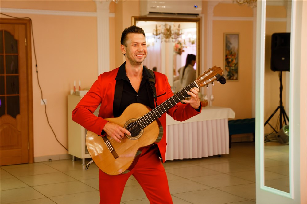 Артисты на свадьбе. Выступление гитариста на свадьбе.