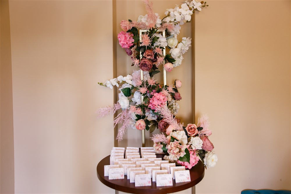 Оформление стола с рассадочными карточками на свадьбе.