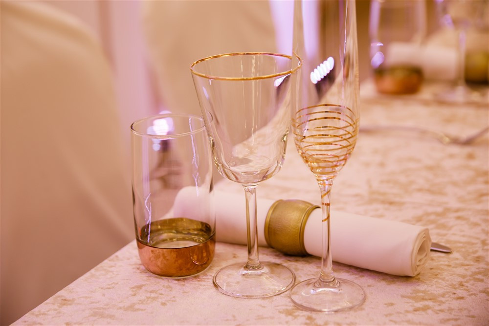 Свадебная сервировка: бокалы, салфетка.