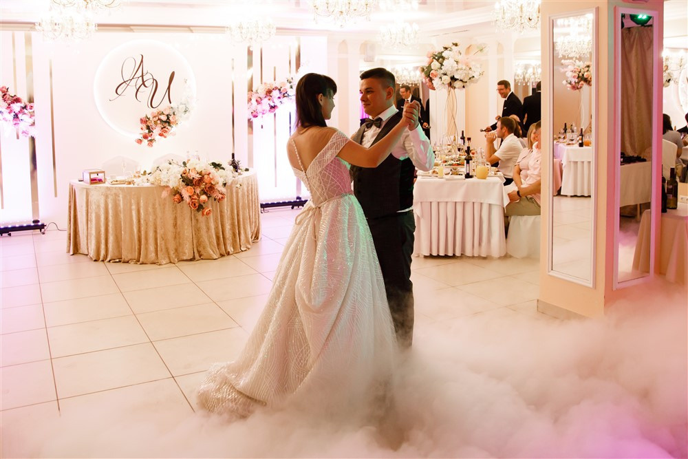 Первый танец жениха и невесты на свадебном банкете. По полу стелется тяжёлый дым.