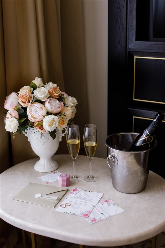 Цветы и шампанское. Свадебные детали. Утро невесты в отеле.