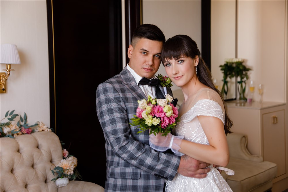 Жених и невеста встретились утром. Первая совместная свадебная фотография.