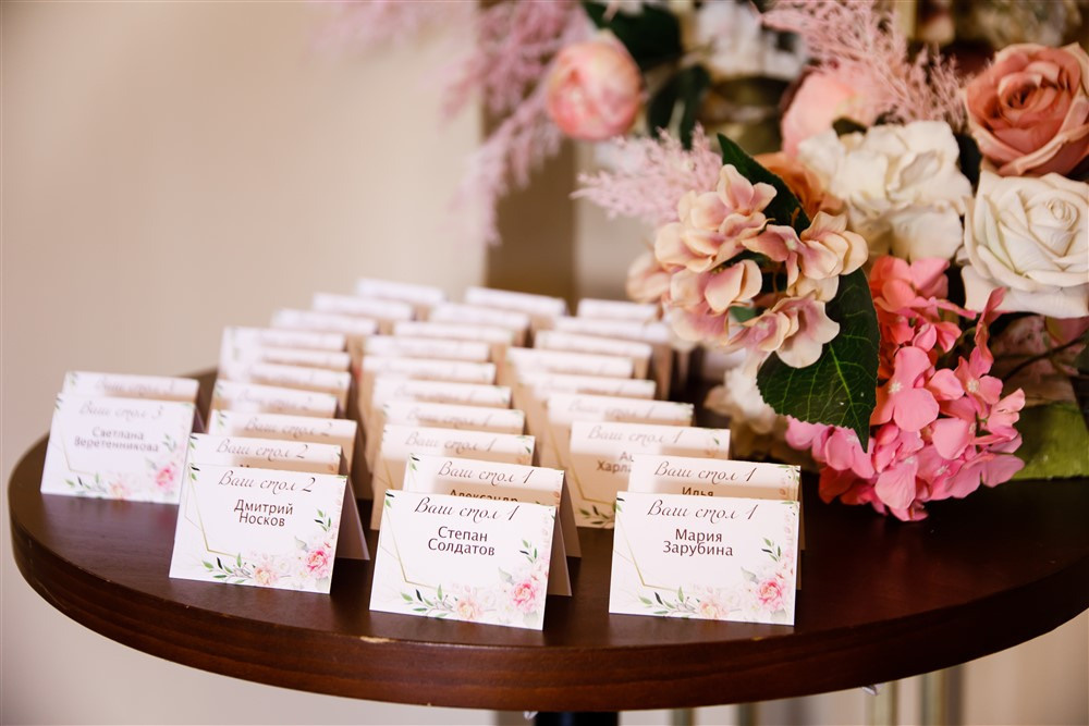 Стол с рассадочными карточками на свадьбе.