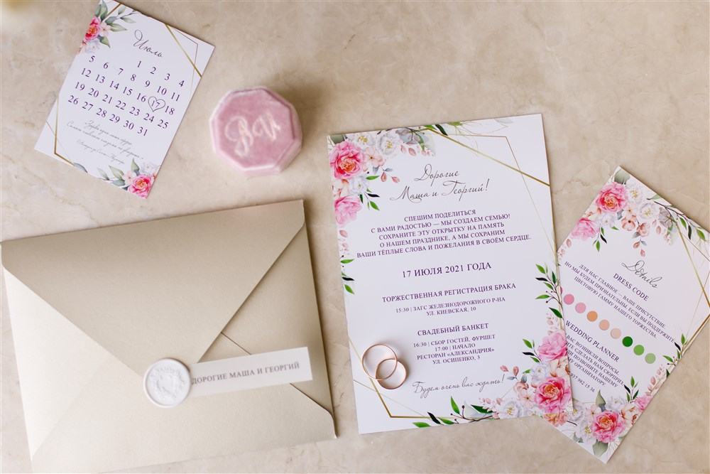 Свадебная полиграфия. Свадебные пригласительные с розовыми цветами. Коробочка для обручальных колец.