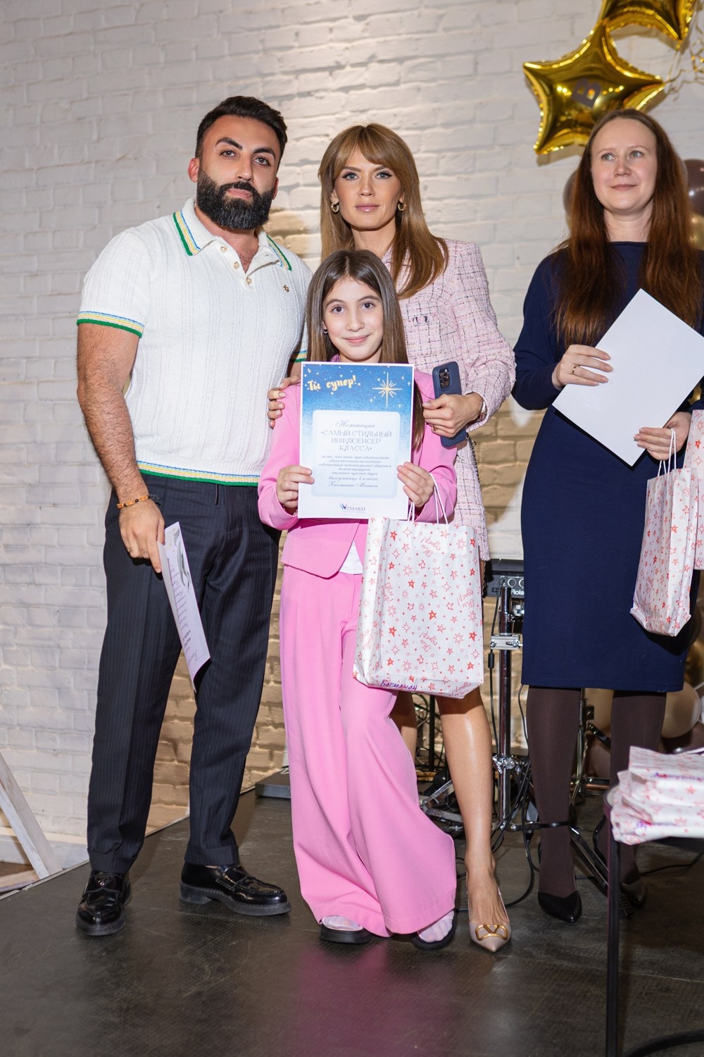 Яркая фотосессия для выпускного 4 класса в ресторане Весенний лофт. Семейный и детский фотограф в СПБ, Пушкин, Колпино, Славянка, Тосно