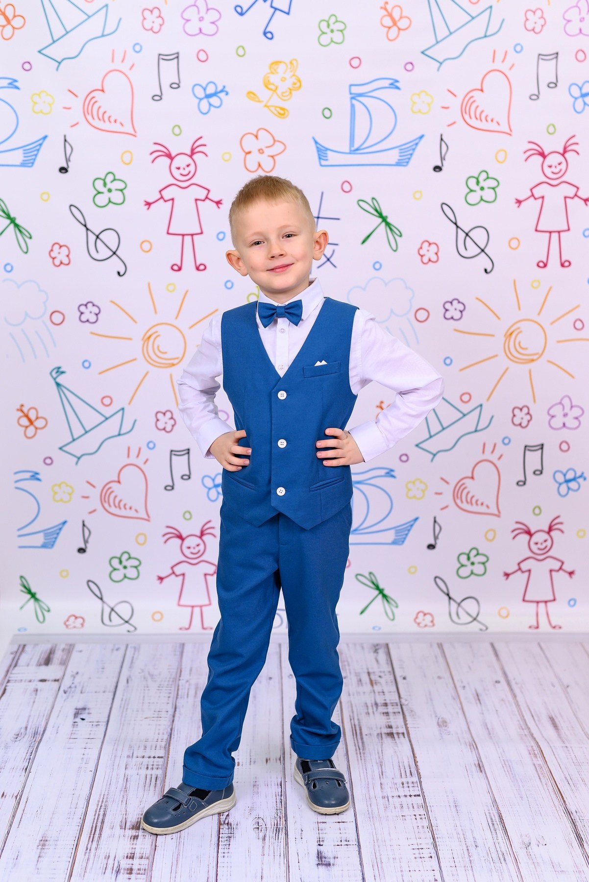 мальчик в синем костюме на выпускной