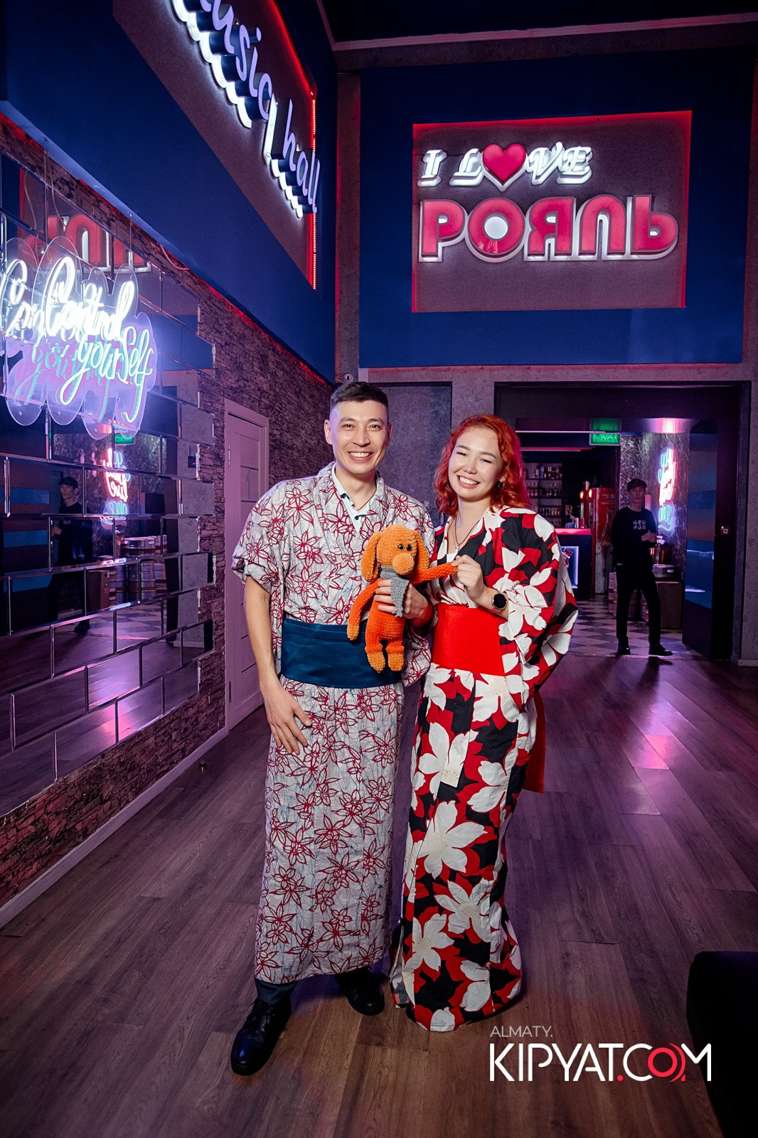 КАРАОКЕ-БАР РОЯЛЬ НА НУРМАКОВА. КИПЯТКОМ АЛМАТЫ!