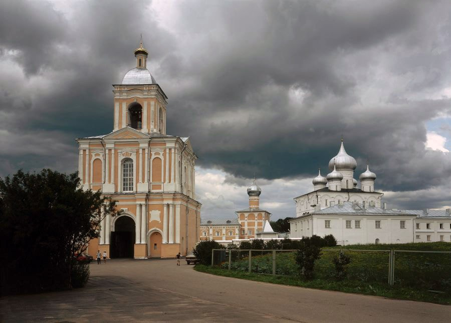Хутынский монастырь. Справа Спасо-Преображенский собор