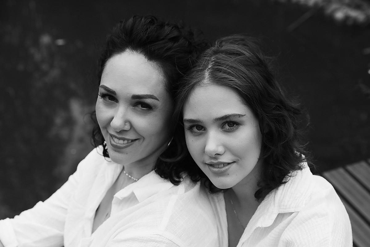 Дети любовь семья семейная фотосессия дом съемка фотосъемка мама дочка папа дочери девочка девочки сестры родители 