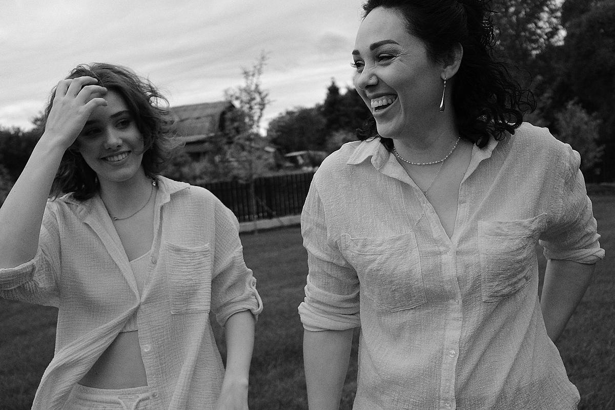 Дети любовь семья семейная фотосессия дом съемка фотосъемка мама дочка папа дочери девочка девочки сестры родители 