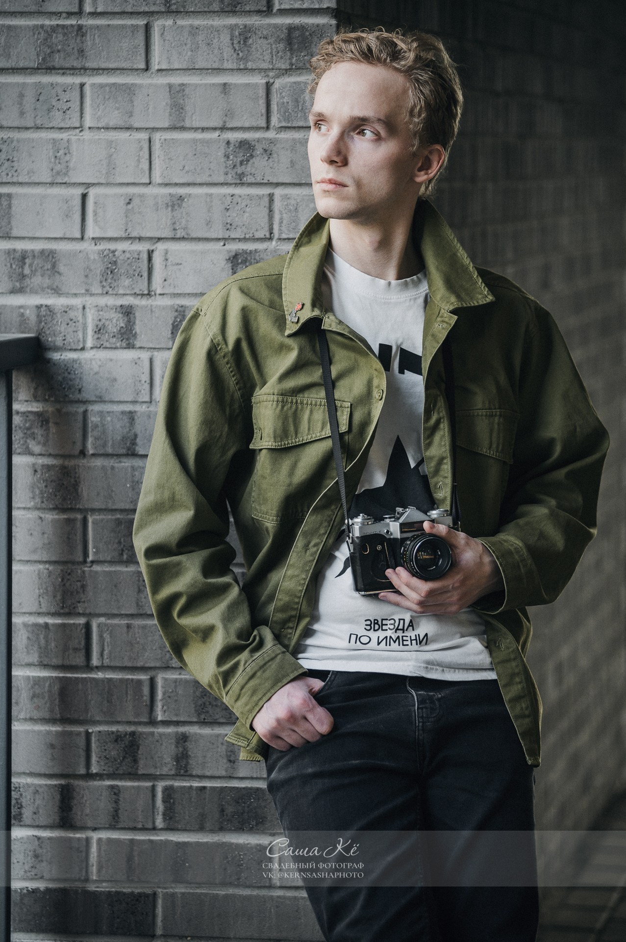 Современная фэшн фотосессия с парнем, прогулка по инским холмам в Новосибирске