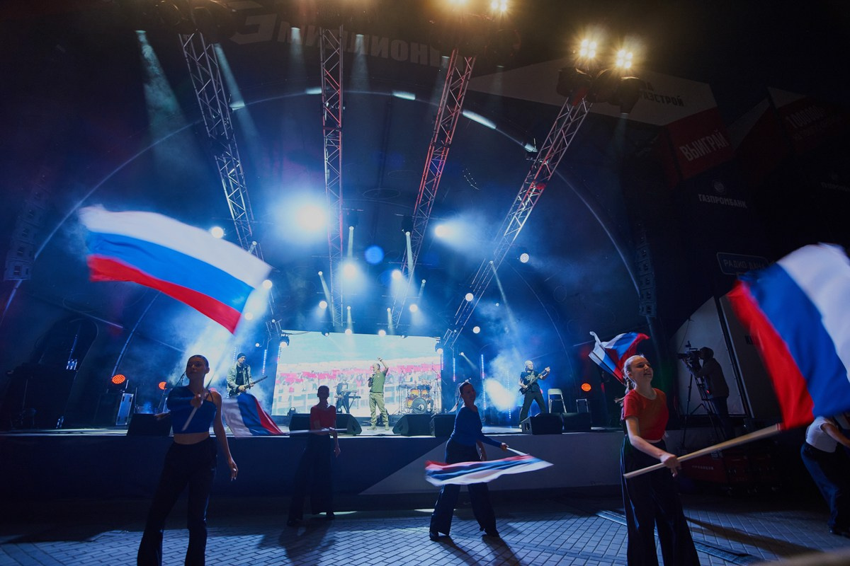 Репортаж для VIP зоны КПД Газстрой: выступление Родиона и Олега Газмановых. Репортажный и женский фотограф в Новосибирске