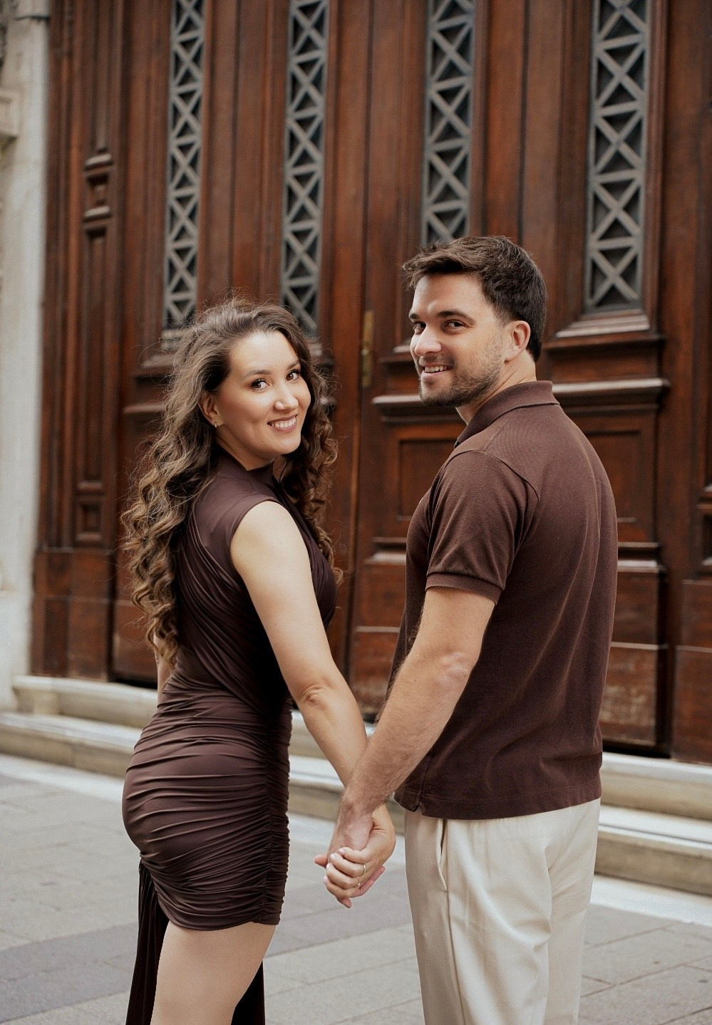 Семейная пара гуляет по Стамбулу и делает фотографии на фоне достопримечательностей