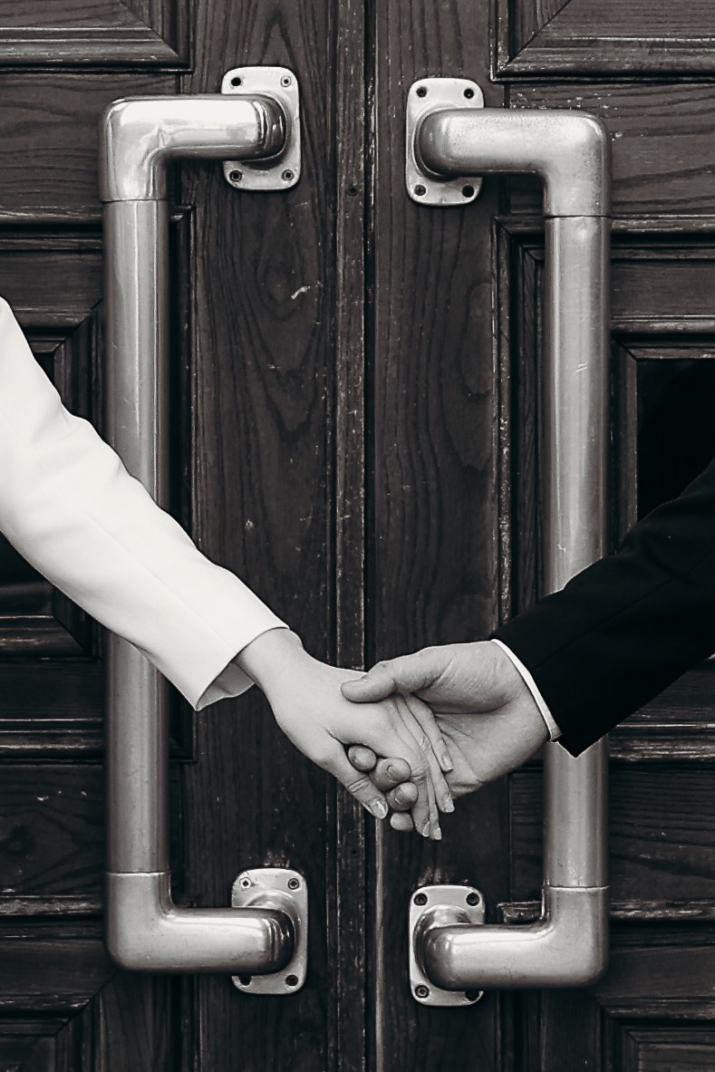 Свадебная прогулка в Екатерининском сквере 25.10.2024. Свадебный и семейный фотограф Виолетта Сидельникова. Краснодар, Россия, Беларусь, Европа