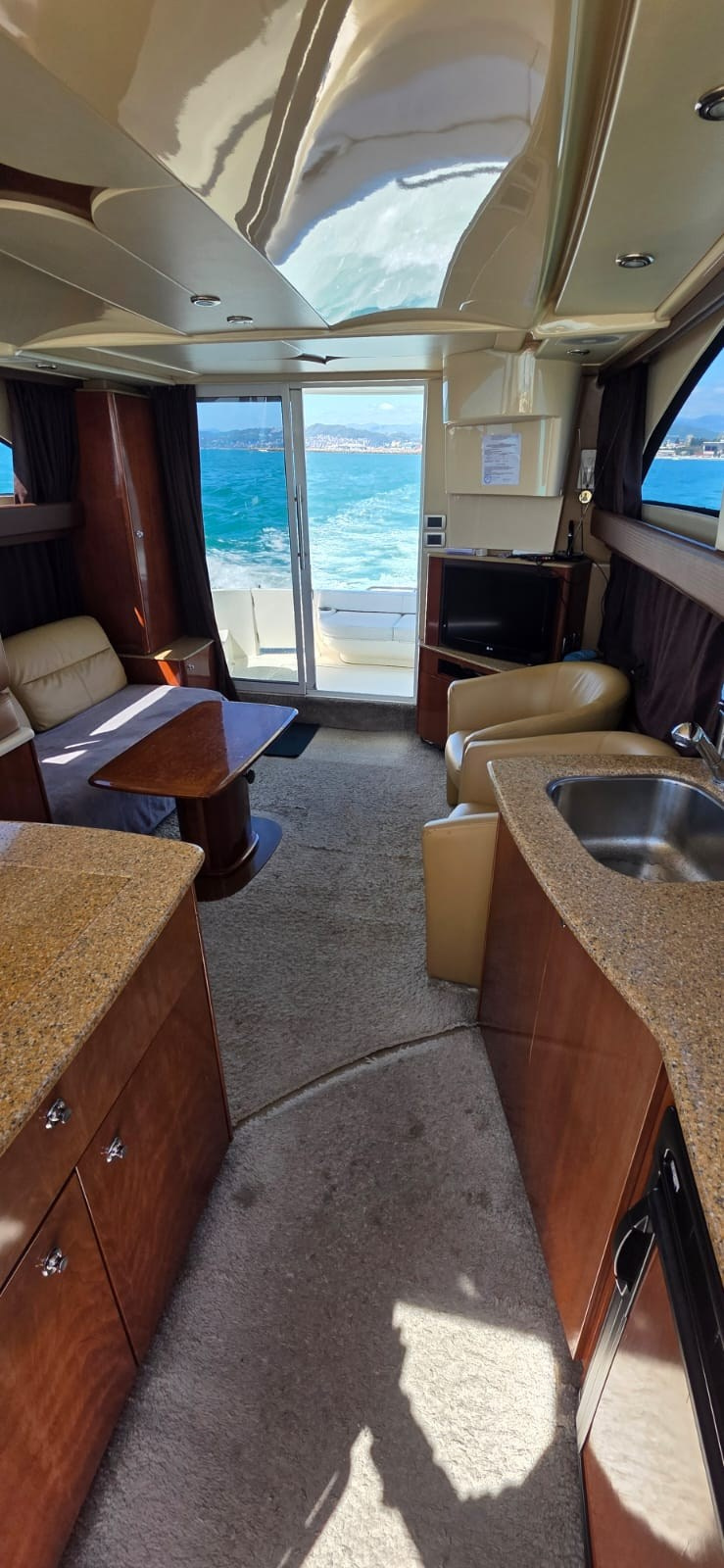 Яхта Кисс Аренда Яхты в Сочи Яхтанаморе YACHTNAMORE YACHTANAMORE