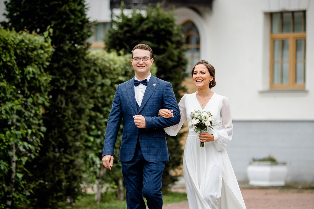 Жених и невеста на фоне ЗАГСа Петергофа.