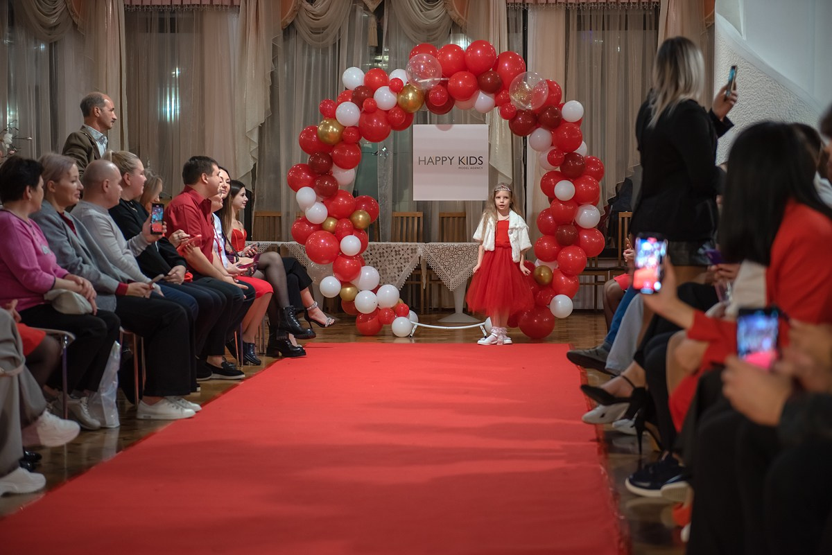 Выпускной в детской школе моделей HAPPYkids 2024. Семейный и коммерческий фотограф в Сочи Александр Бодунов