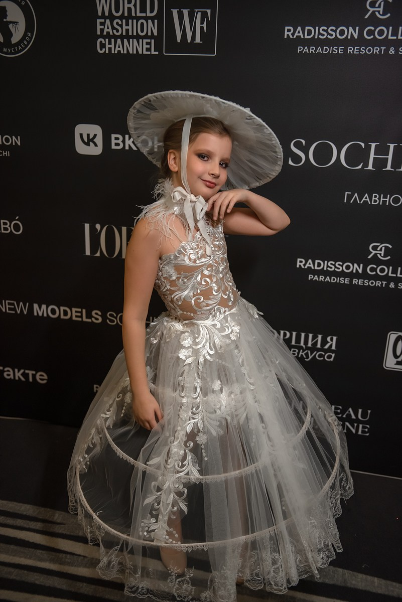 SochiFashionWeek2024 дизайнер Анохина Светлана. Семейный и коммерческий фотограф в Сочи Александр Бодунов