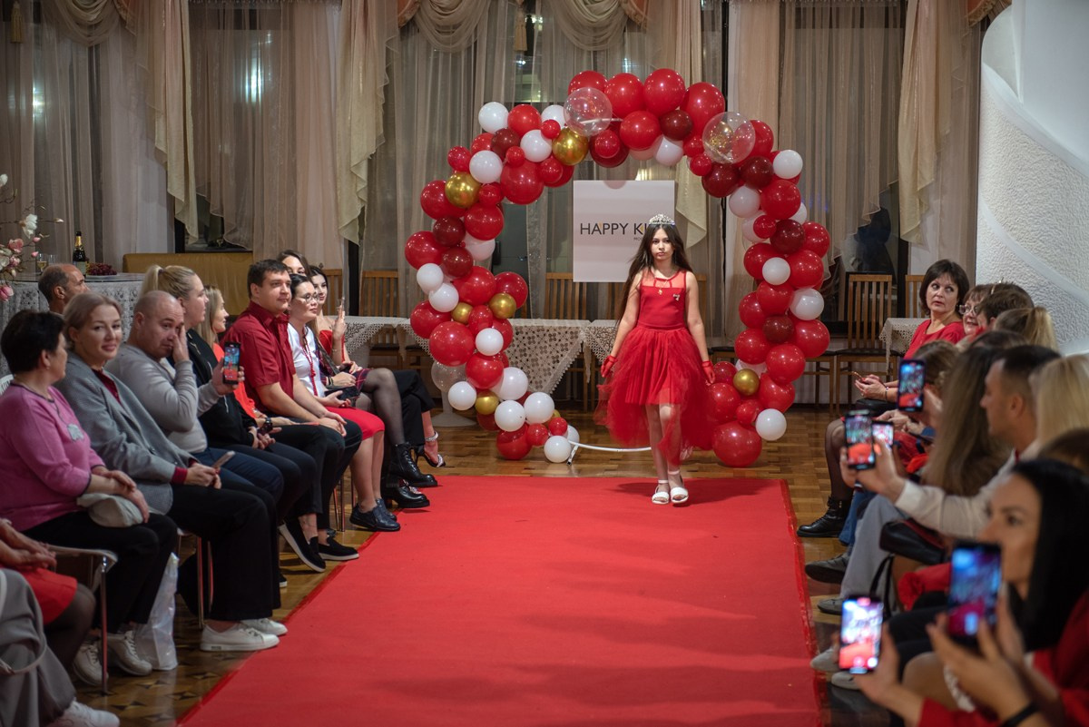 Выпускной в детской школе моделей HAPPYkids 2024. Семейный и коммерческий фотограф в Сочи Александр Бодунов