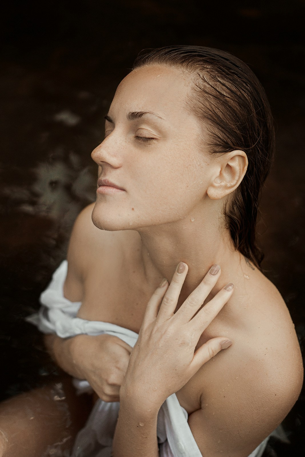 Портретная фотосессия Девушка в белой рубашке в озере. Портретный фотограф в Москве Ольга Акушко